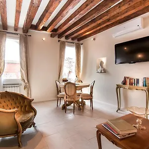 Michelle In Charming Apartment Venedig